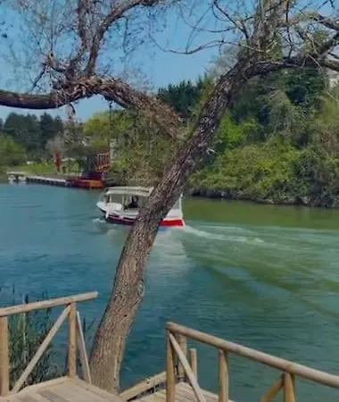 Enjoy The Riverside! Secret Yard Apartment